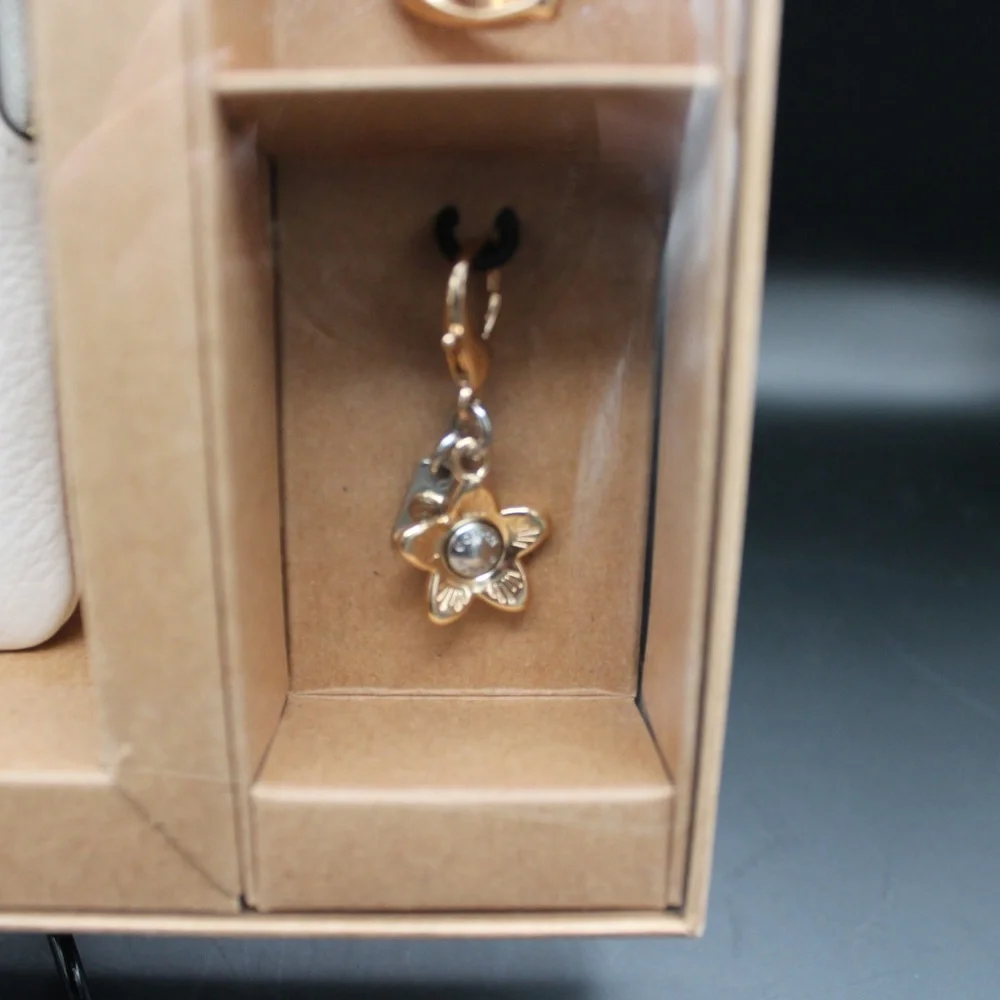 Coach White Leather Medium Wristlet in Star Pattern Boxed Set - Picture 3 of 5